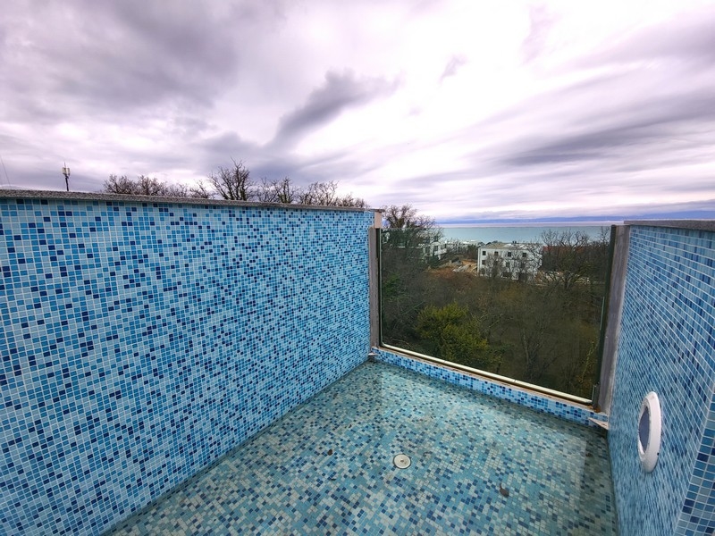 Penthouse à Krk avec piscine carrelée de bleu et vue mer