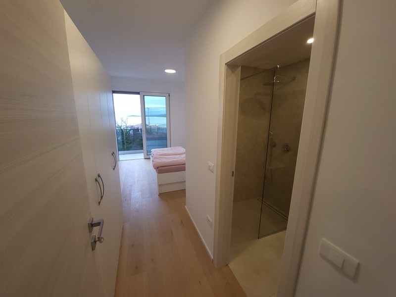 Couloir avec vue sur la chambre et sur la douche en verre