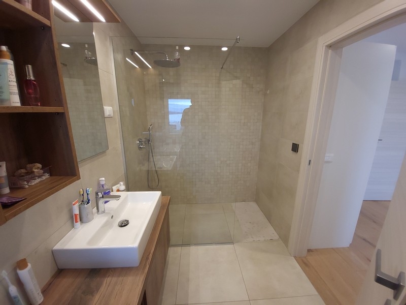 Cette photo montre la salle de bains attrayante et confortable du bien A2417, en vente sur l'île de Krk.