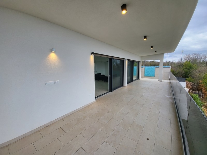 Terrasse couverte avec portes coulissantes et appliques murales