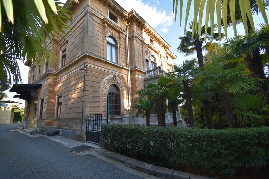 Façade ornée de la villa ancienne avec portail en plein cintre