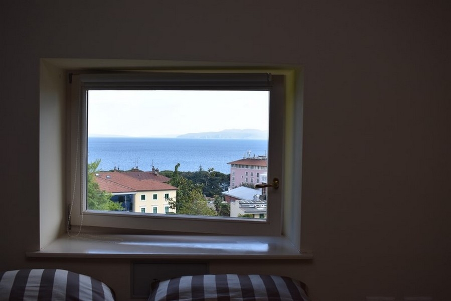 Fenêtre avec vue au-dessus des toits sur la baie