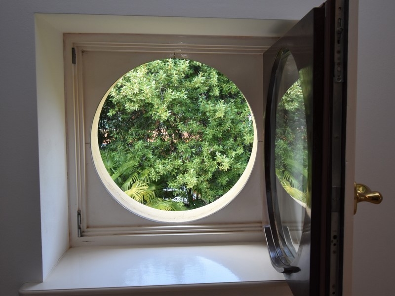 Fenêtre panoramique ronde avec vue sur la verdure