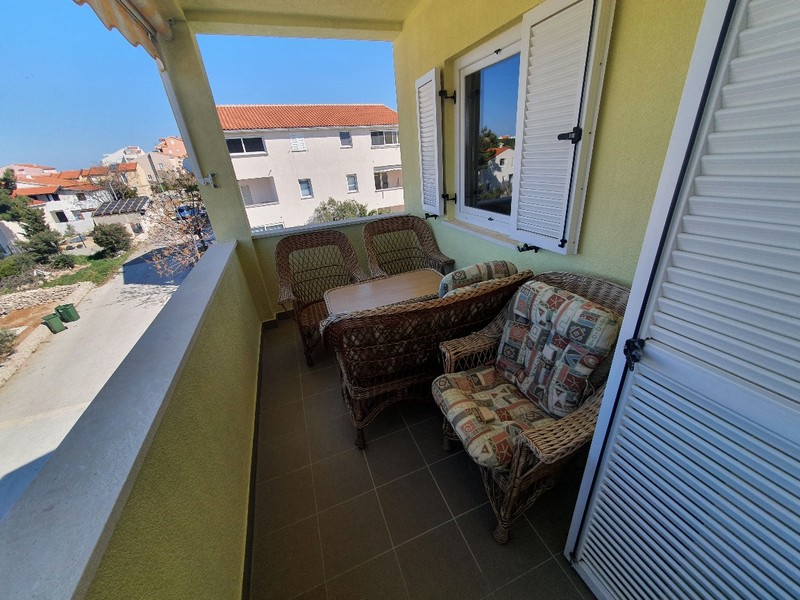 Balcon couvert avec coin salon et vue mer