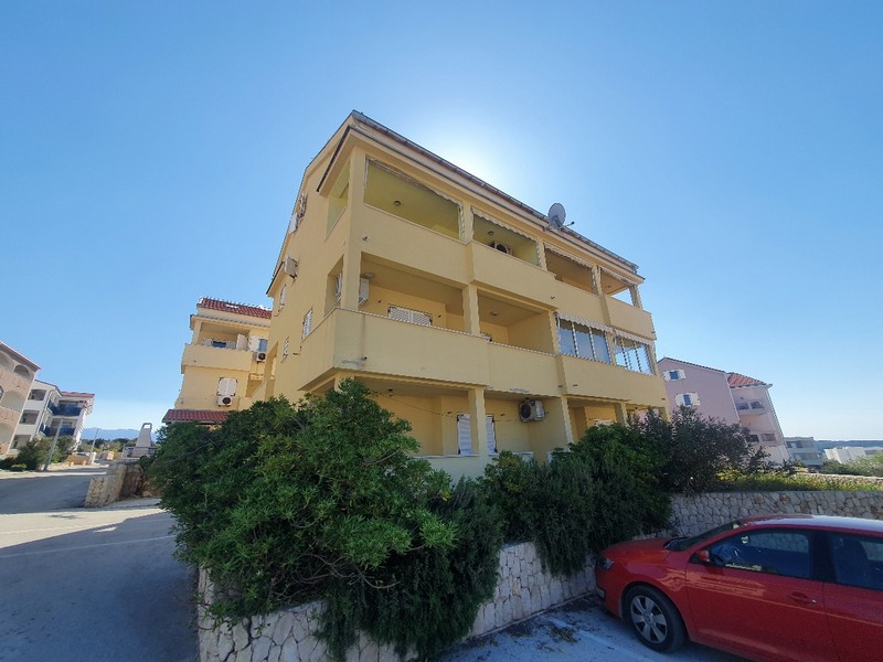 Immeuble collectif avec appartements de vacances et places de stationnement