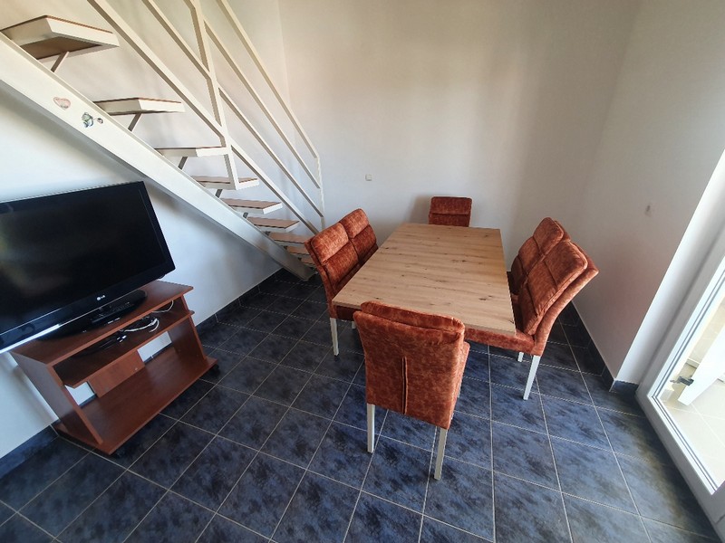 Coin repas avec escalier vers le niveau d'habitation supérieur