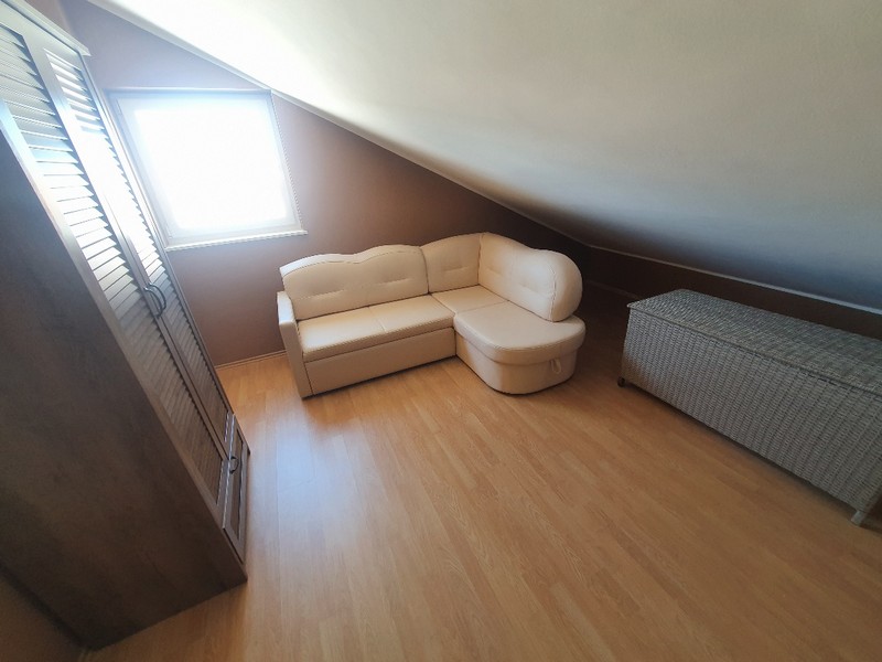 Pièce sous les combles avec coin assise et fenêtre