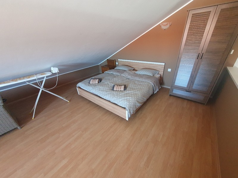 Chambre sous les combles avec lit double et armoire