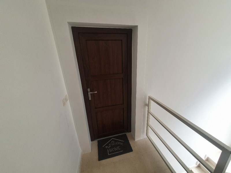 Entrée de l'appartement avec escalier