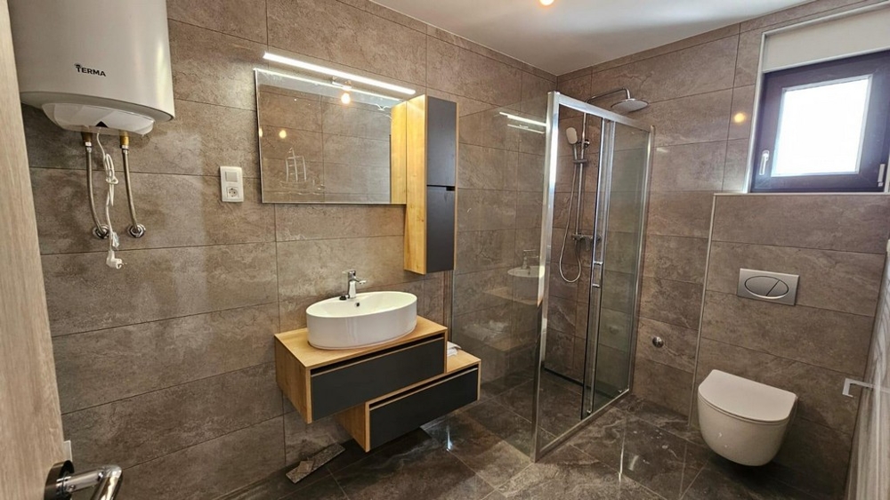 Salle de bains avec carrelage haut de gamme.