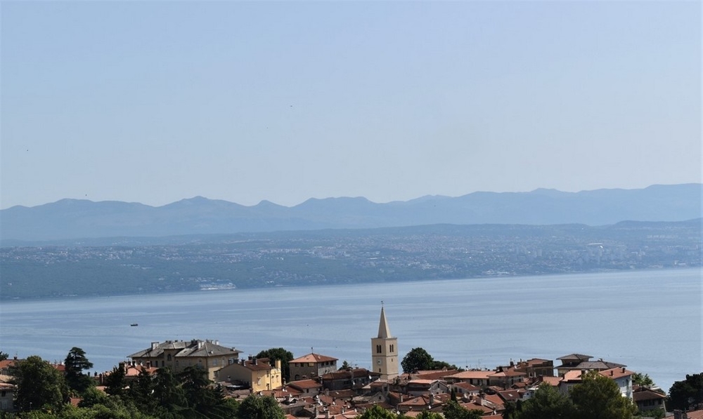 Vue mer panoramique sur Lovran et le Golfe du Kvarner depuis la terrasse