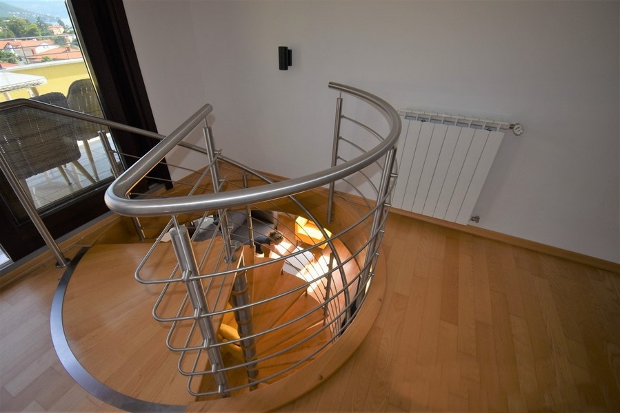 Escalier en colimaçon en métal et bois