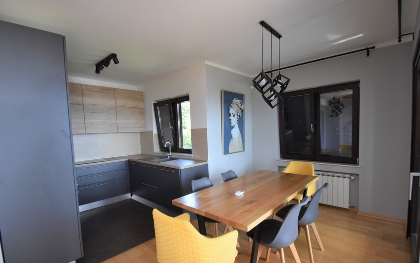Cuisine avec table et chaises jaunes