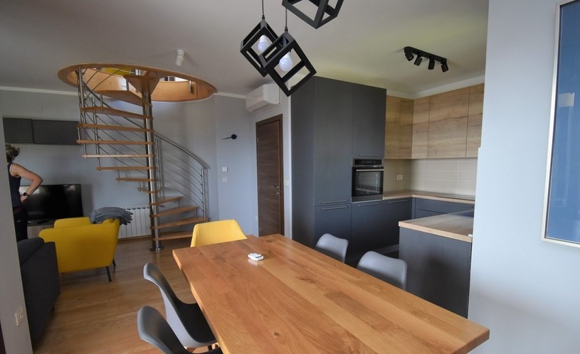 Séjour avec table et escalier en colimaçon