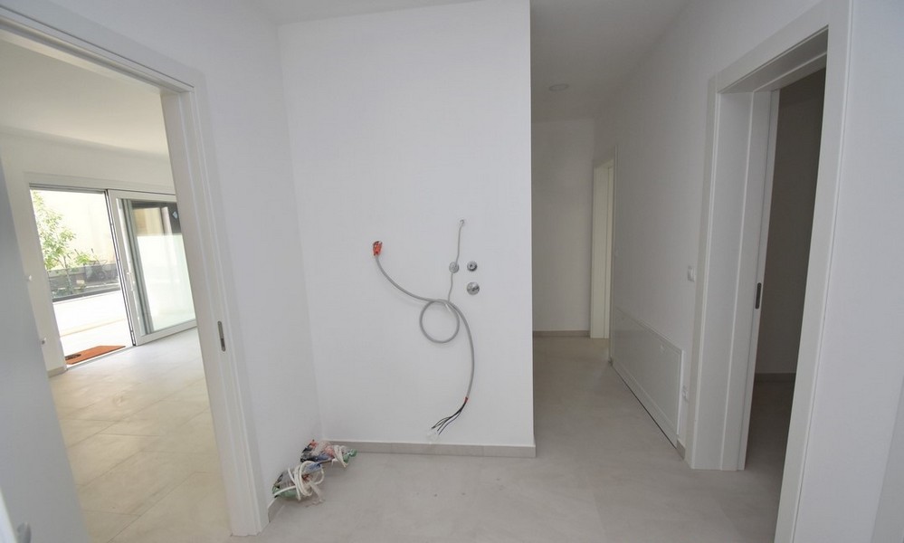 Couloir avec portes ouvertes et câbles dans le mur