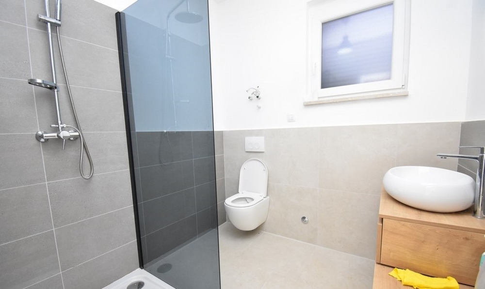 Salle de bains avec douche à l'italienne et vasque ronde à poser