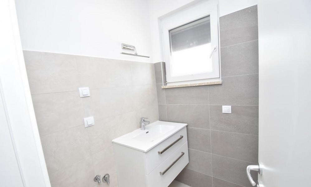 Petite salle de bains avec vasque et fenêtre