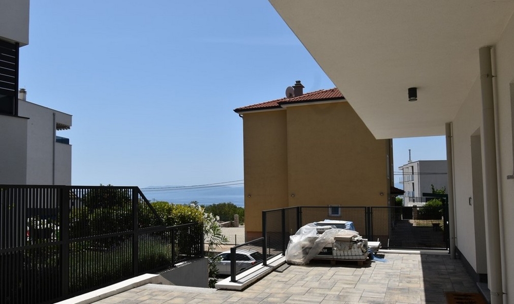 Terrasse pavée avec vue sur la mer