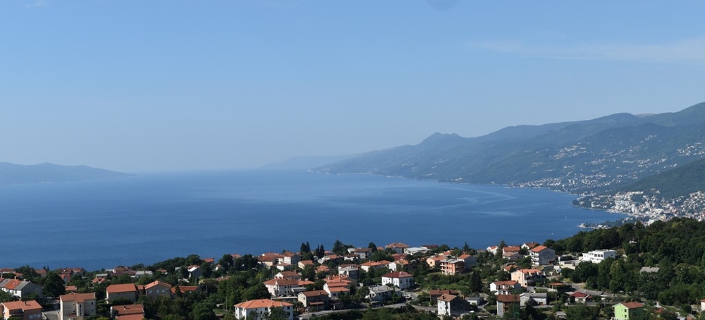 Panorama sur les toits et la côte jusqu'aux montagnes