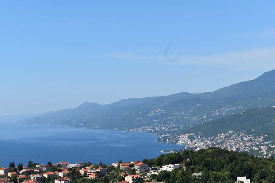 Littoral avec pentes boisées et villages au bord de l'eau