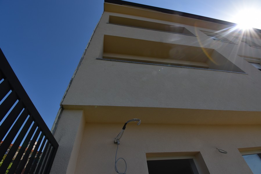 Façade vue d'en bas avec bandeaux de fenêtres à contre-jour