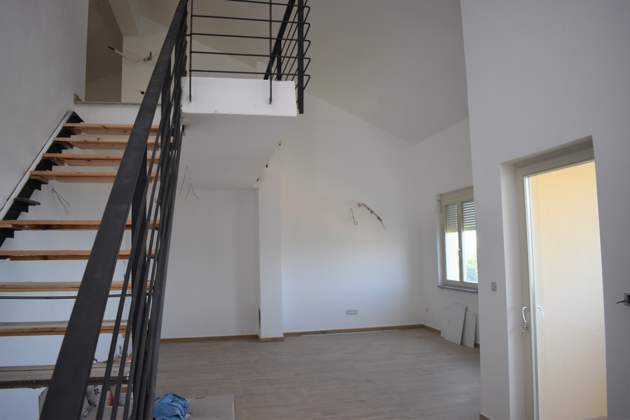 Escalier ouvert avec rambarde en acier dans le séjour en hauteur