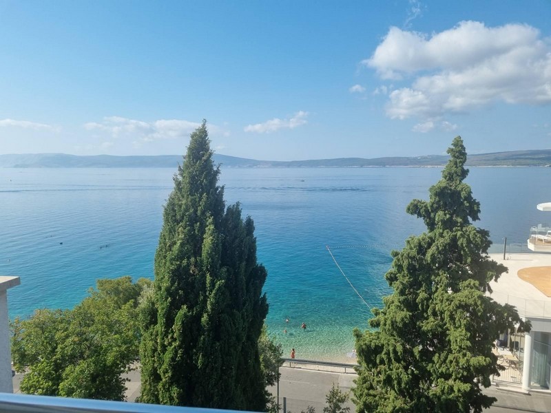 Appartement à Selce avec vue sur la plage et la mer au-dessus des cyprès