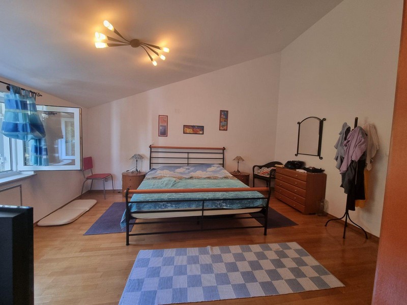 Grande chambre avec commode et portant à vêtements
