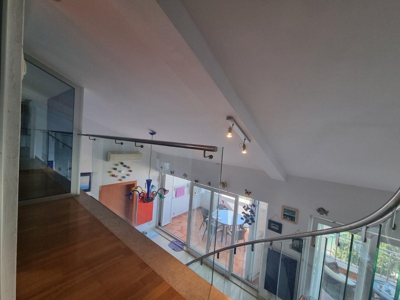 Galerie avec garde-corps en verre au-dessus du séjour