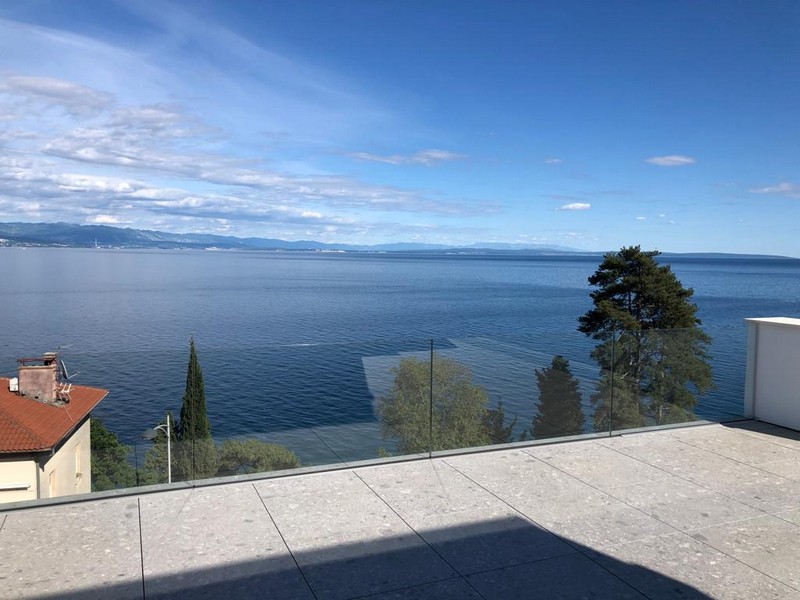 Vue mer panoramique depuis le toit-terrasse à Opatija, Croatie