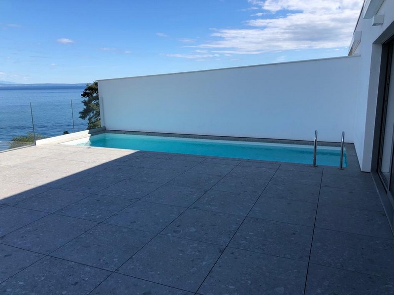 Piscine sur le toit-terrasse directement au-dessus de l'eau