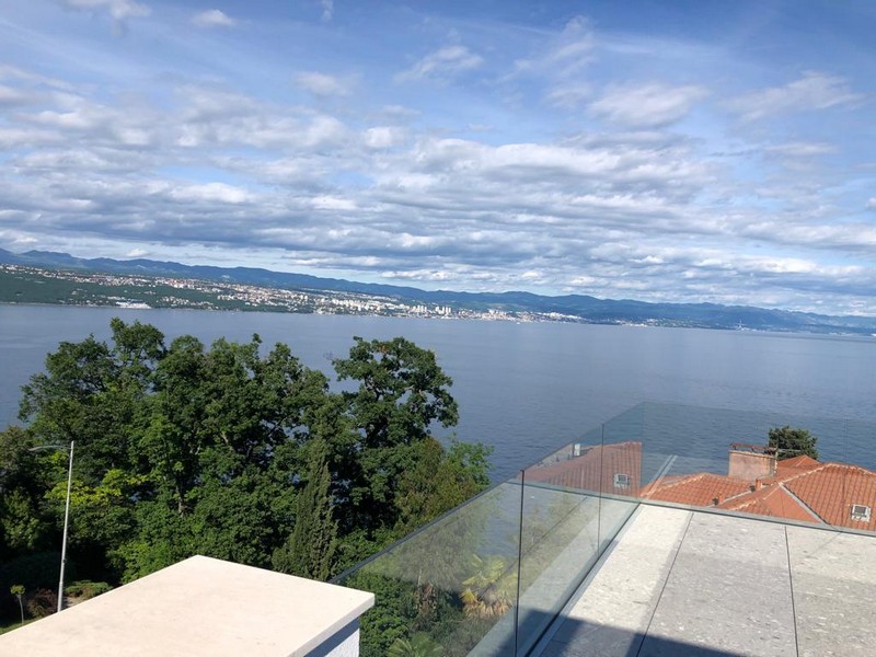 Vue au-dessus des arbres sur la mer et la baie