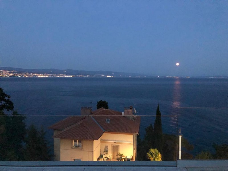 Lever de lune sur la mer derrière la maison voisine