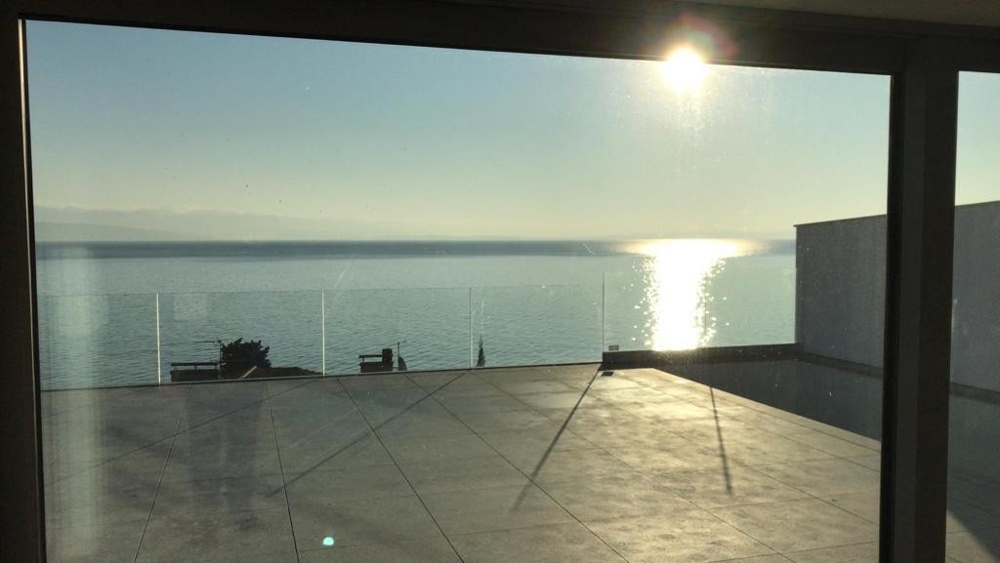 Vue du séjour sur la terrasse à contre-jour