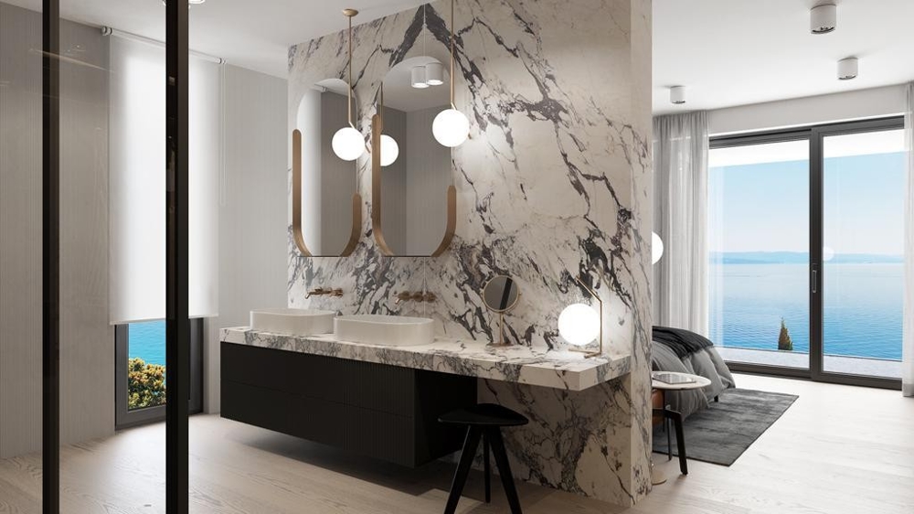 Séjour avec mur en marbre, cheminée et vue mer