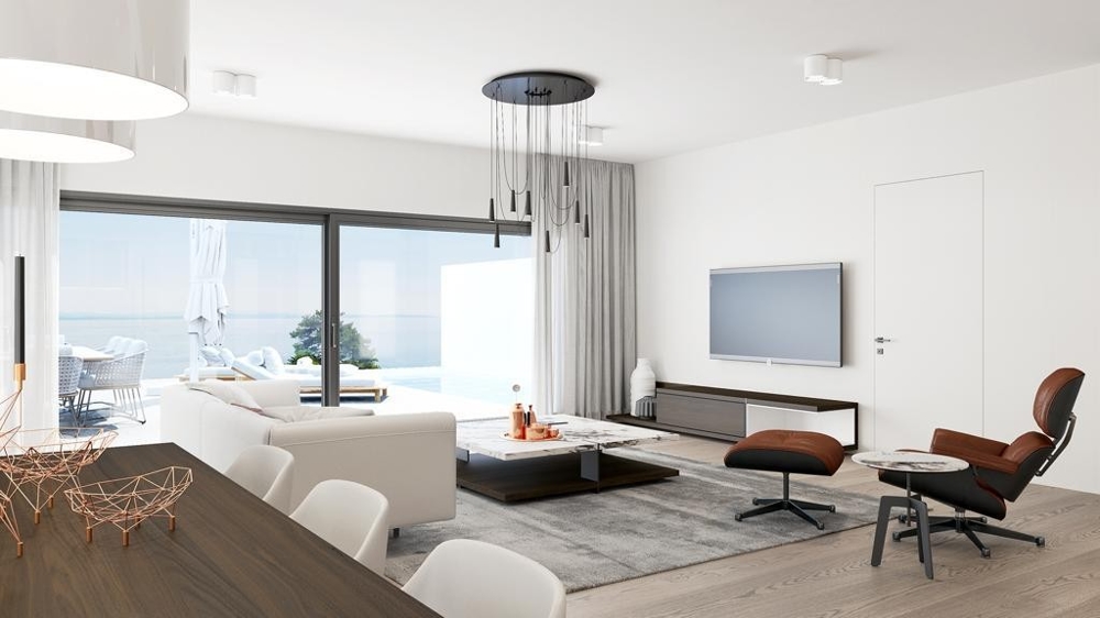 Salon avec canapé, TV et vue mer