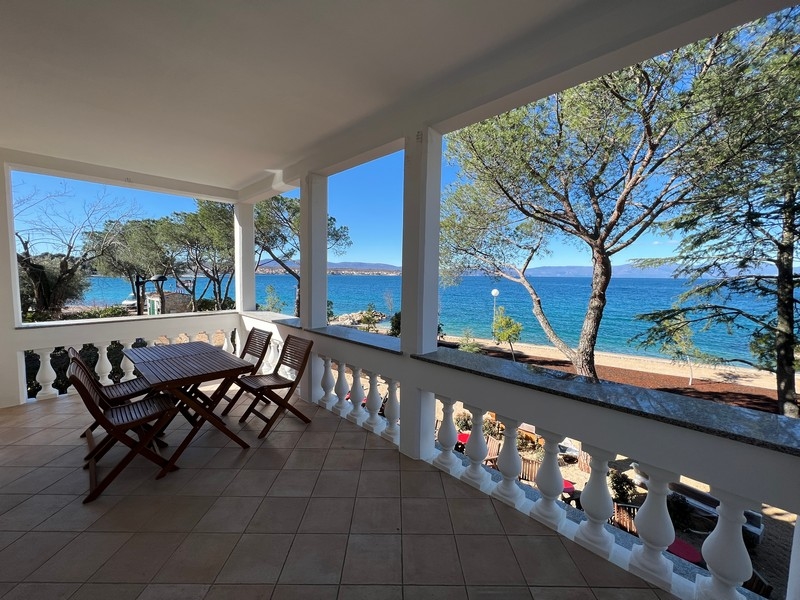 Terrasse couverte avec balustrade directement au-dessus de la plage