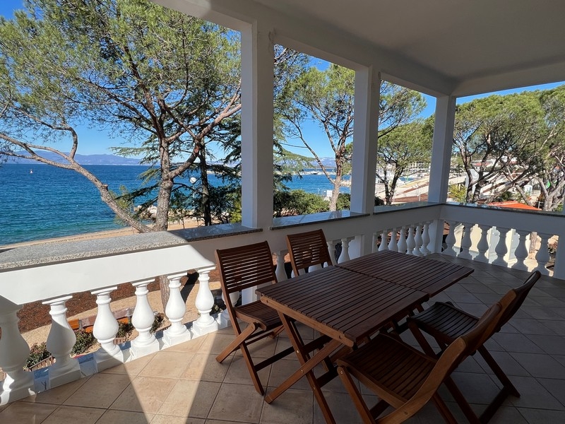 Table en bois sur la loggia avec vue à travers les pins