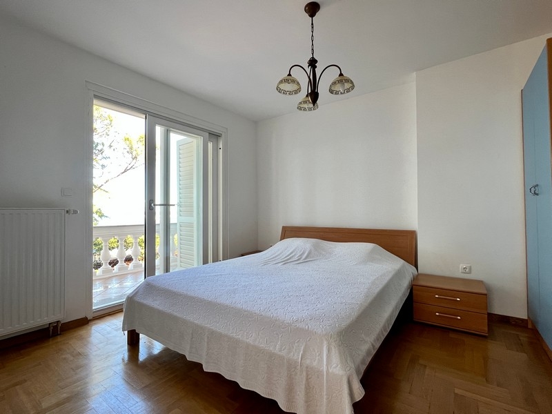 Chambre avec lit double et porte de balcon