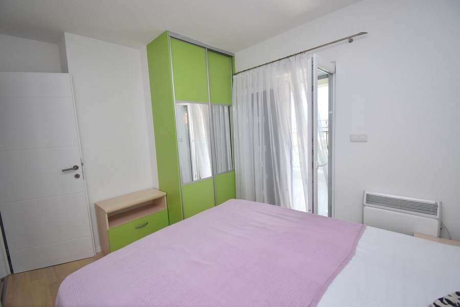 Chambre avec lit double et placard intégré
