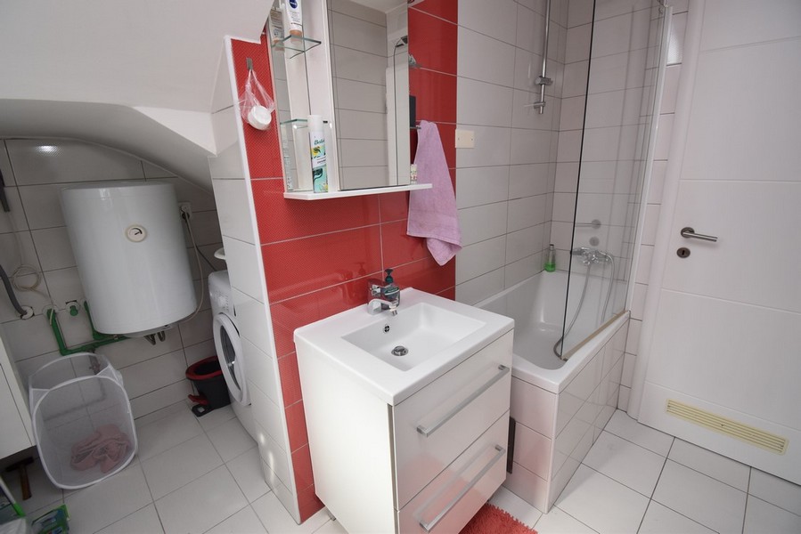 Salle de bains avec vasque et douche