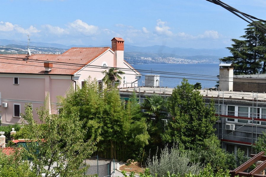 Vue au-dessus des maisons sur la mer et la baie