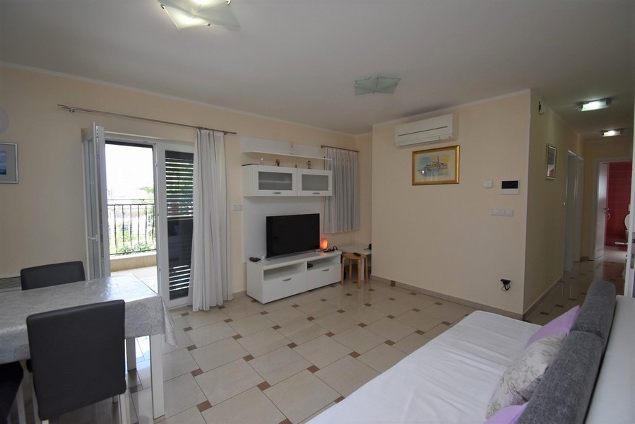 Séjour avec TV et accès au balcon