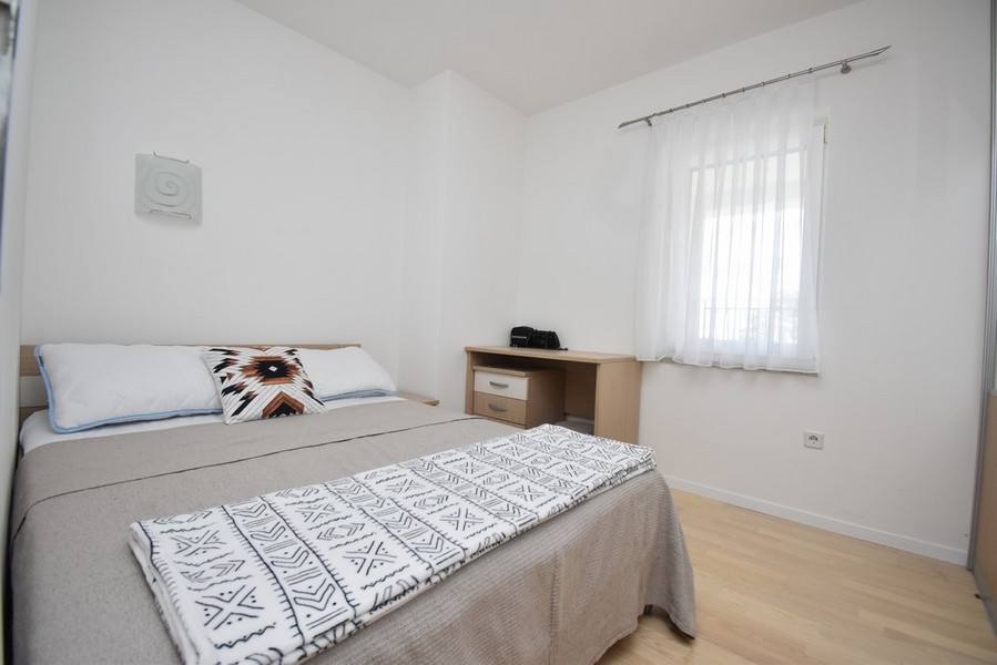 Chambre avec lit double et fenêtre