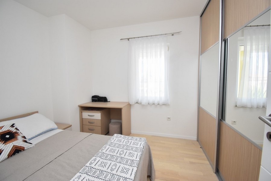Chambre avec lit double et bureau