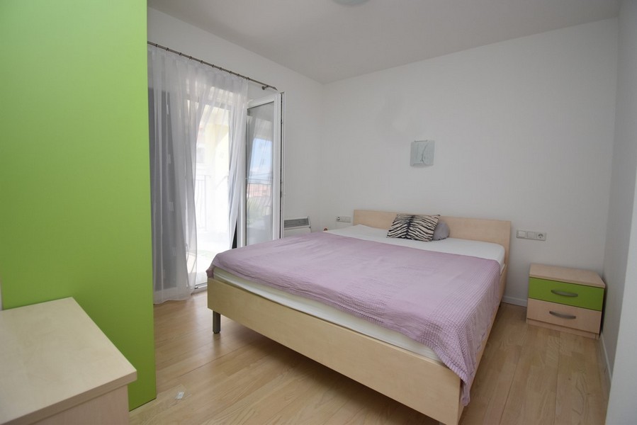 Chambre avec lit double et vue sur le jardin