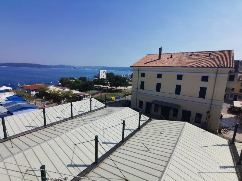 Toit-terrasse avec vue mer sur la vieille ville de Rovinj