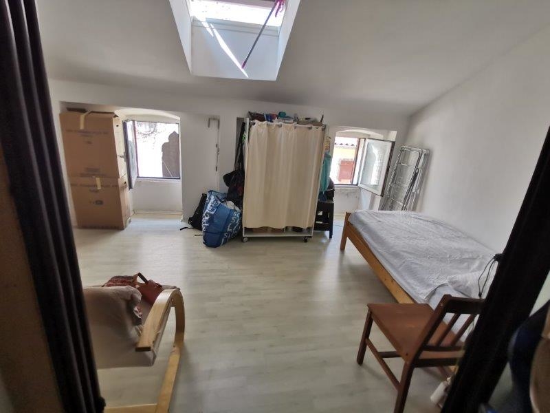 Pièce vide avec puits de lumière dans un appartement de la vieille ville de Rovinj