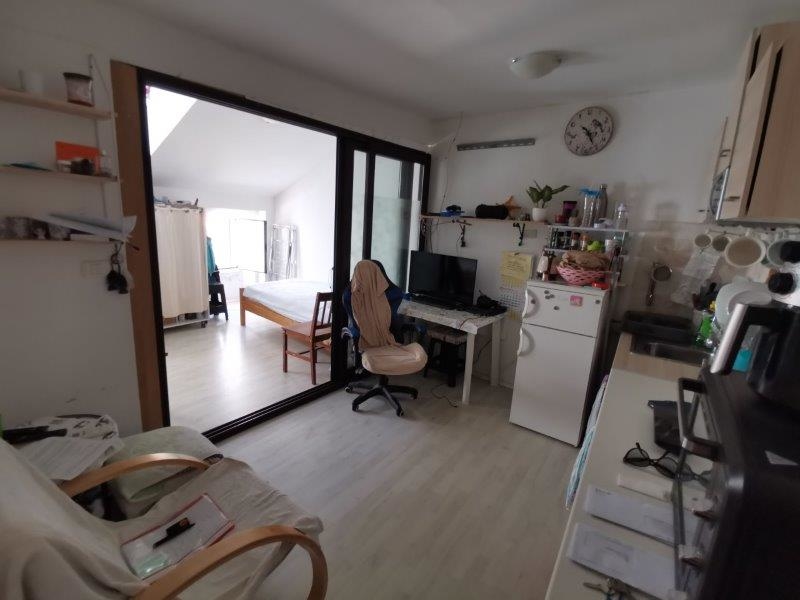 Salon avec chaises et télévision dans un appartement à Rovinj