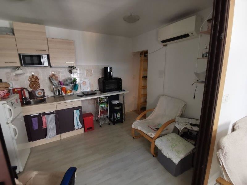 Séjour avec bibliothèque dans un appartement à Rovinj